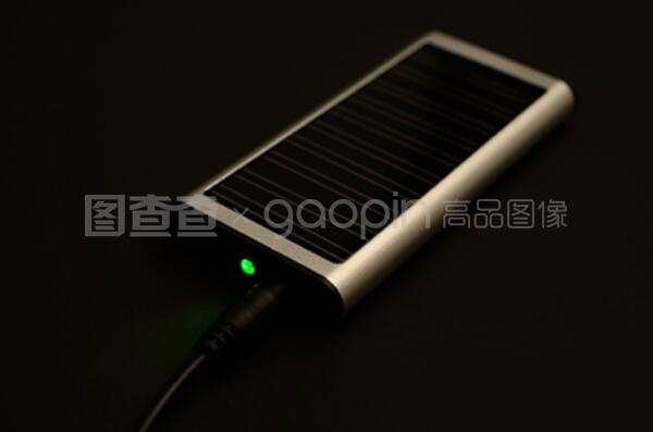 高效出行伴侶 太陽能充電器與電池充電器深度解析